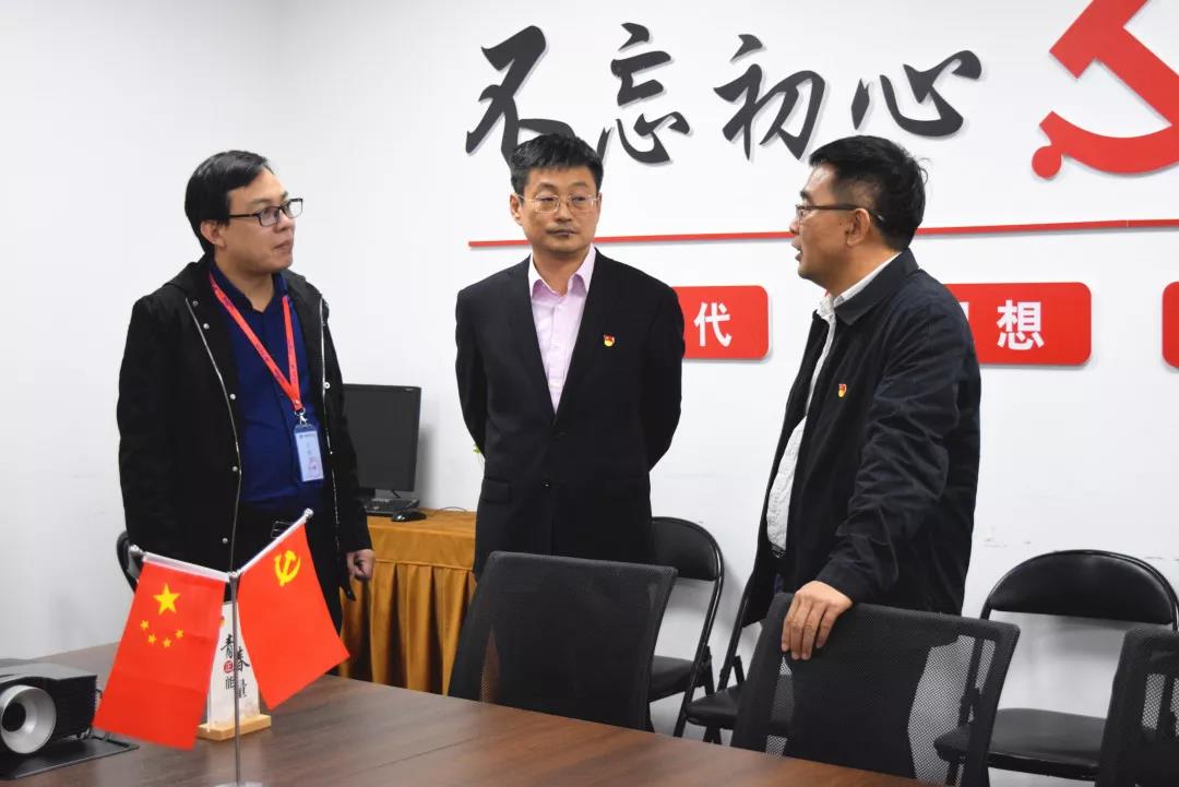 中共安陽市委網(wǎng)信辦主任路玉軍、副主任王曉萌等一行人蒞臨安陽青峰網(wǎng)絡(luò)指導(dǎo)工作