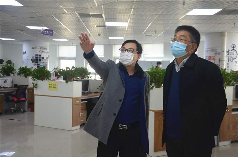 中共安陽市委統(tǒng)戰(zhàn)部副部長、市工商聯(lián)黨組書記郭洪俠一行調(diào)研安陽青峰防疫工作和復工復產(chǎn)情況