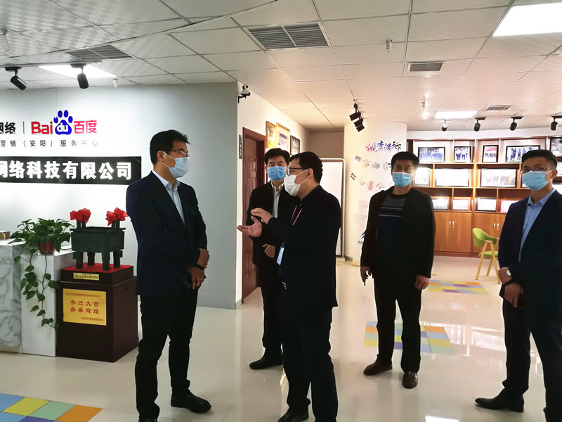 安陽(yáng)市商務(wù)局副局長(zhǎng)張躍勇，攜同天津伍創(chuàng)電子商務(wù)有限公司李富民一行蒞臨安陽(yáng)青峰網(wǎng)絡(luò)參觀指導(dǎo)??！
